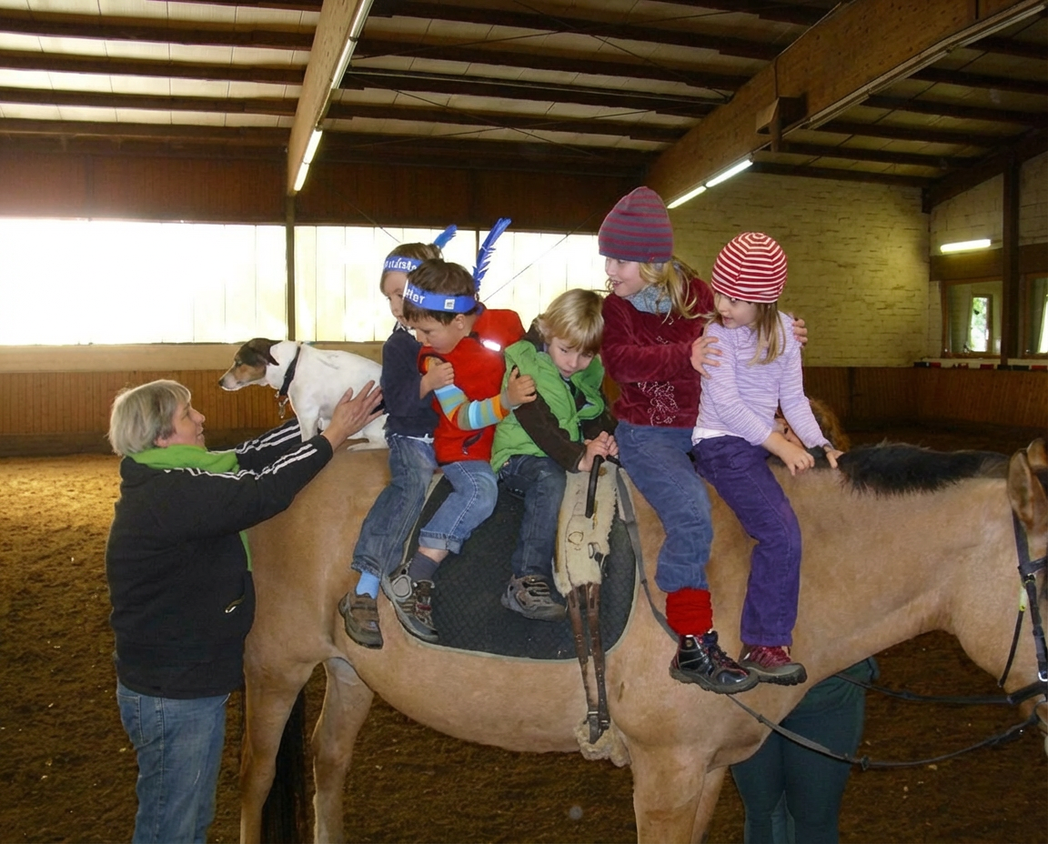 Mehrere Kinder sitzen glücklich auf einem Pferd.